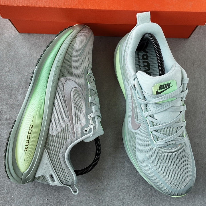 NIKE VOMERO 18 LIGHT SILVER BARELY VOLT DUSTY OLIVE COLLEGE GREY
