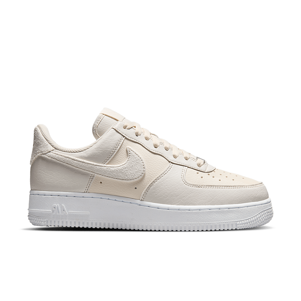 NIKE AIR FORCE 1 LOW &