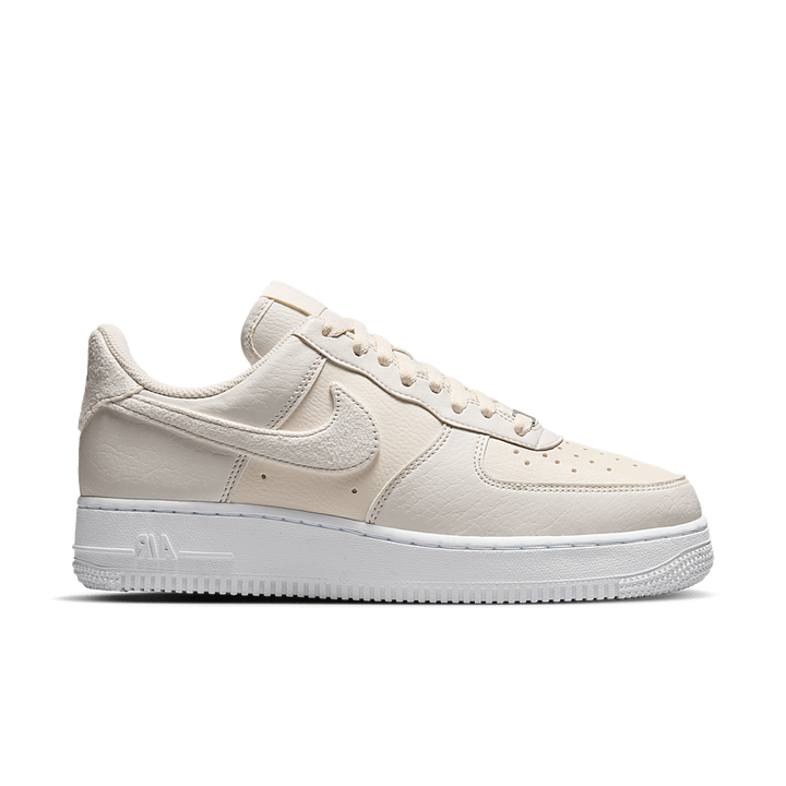 NIKE AIR FORCE 1 LOW &