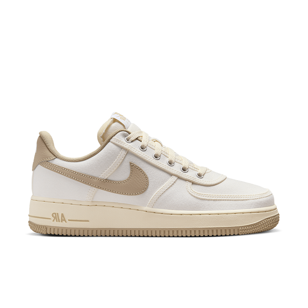 NIKE AIR FORCE 1 LOW &