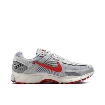 NIKE ZOOM VOMERO 5 SE GREY FOG UNIVERSITY RED — Stock