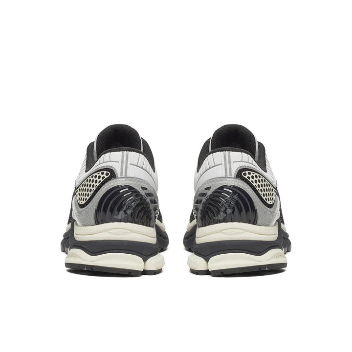 SAUCONY PROGRID PARAMOUNT BLACK WHITE