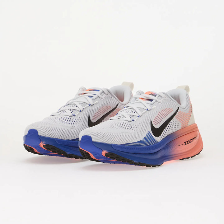 NIKE VOMERO 18 WHITE/ BLACK-RACER BLUE-ATOMIC PINK