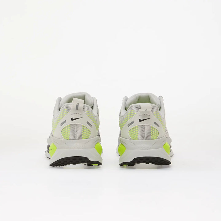 NIKE VOMERO 18 PHOTON DUST/ BLACK-VOLT