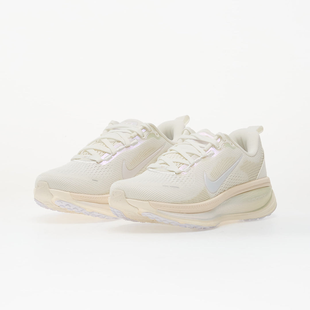 NIKE W VOMERO 18 ESS SUMMIT WHITE/ WHITE-CHALK-SEA GLASS