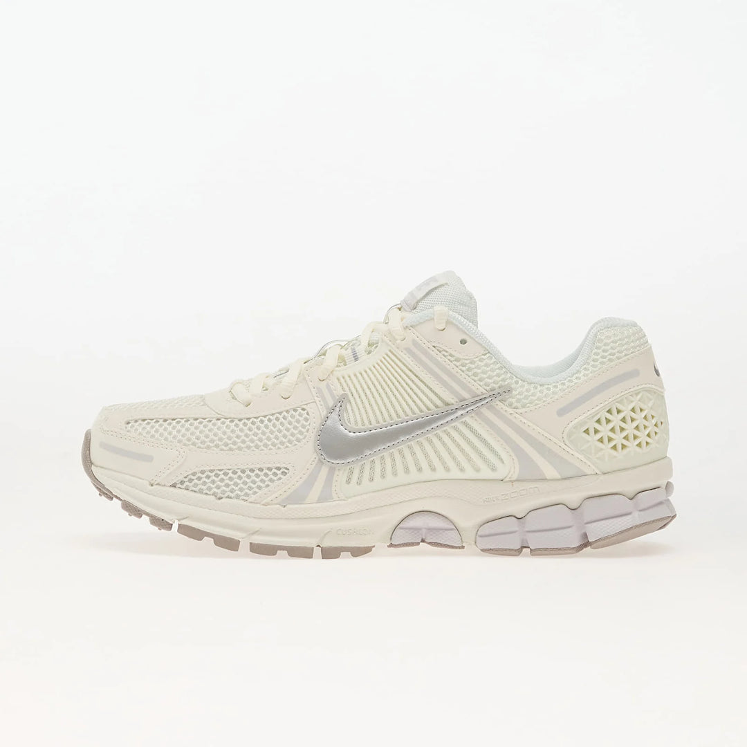 NIKE ZOOM VOMERO 5 SAIL/ METALLIC SILVER-VAST GREY