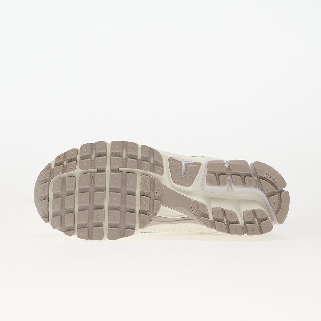 NIKE ZOOM VOMERO 5 SAIL/ METALLIC SILVER-VAST GREY