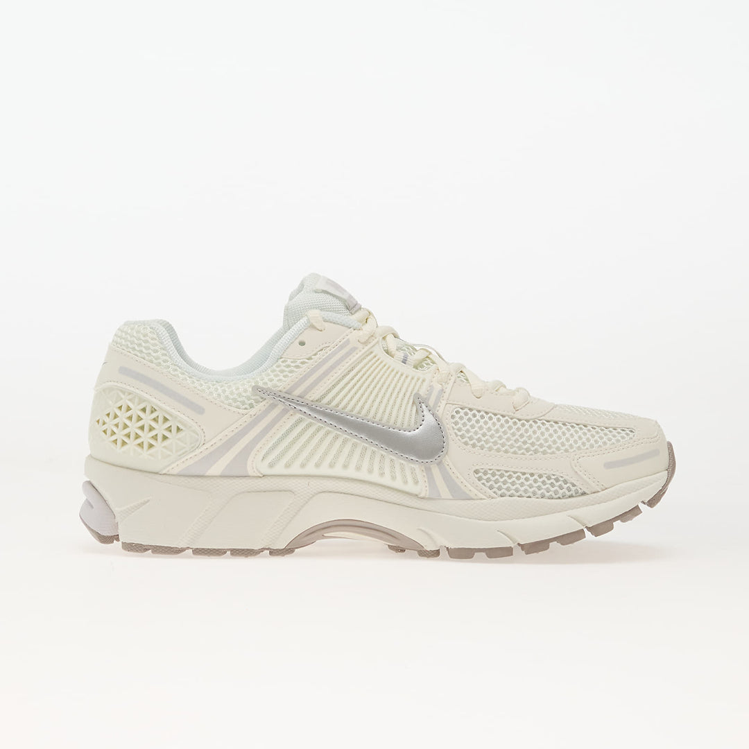NIKE ZOOM VOMERO 5 SAIL/ METALLIC SILVER-VAST GREY