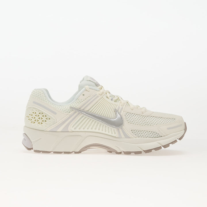 NIKE ZOOM VOMERO 5 SAIL/ METALLIC SILVER-VAST GREY