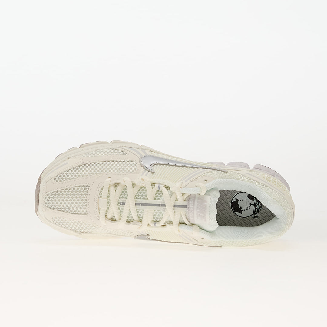 NIKE ZOOM VOMERO 5 SAIL/ METALLIC SILVER-VAST GREY