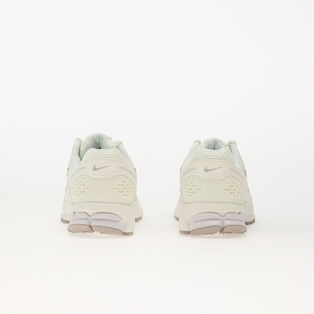 NIKE ZOOM VOMERO 5 SAIL/ METALLIC SILVER-VAST GREY