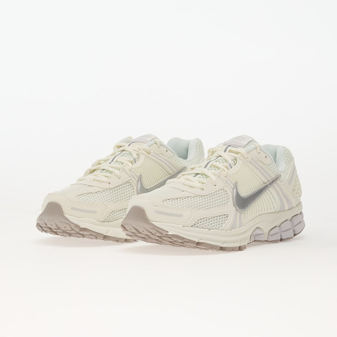NIKE ZOOM VOMERO 5 SAIL/ METALLIC SILVER-VAST GREY