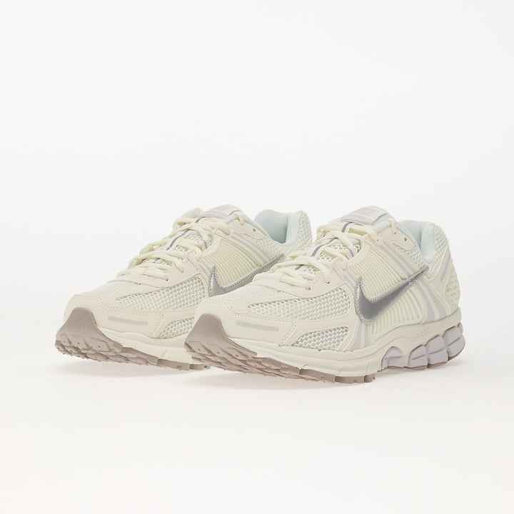 NIKE ZOOM VOMERO 5 SAIL/ METALLIC SILVER-VAST GREY