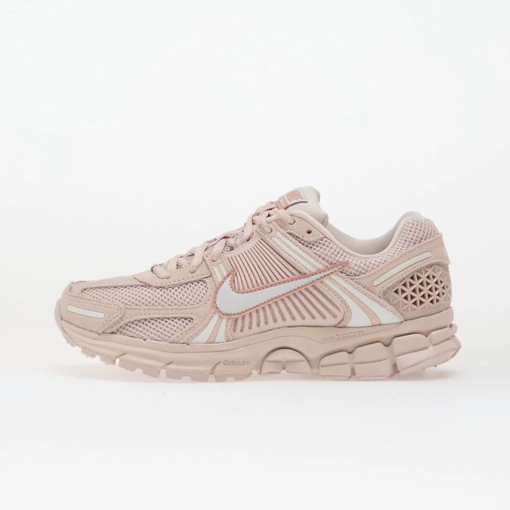 NIKE ZOOM VOMERO 5 SILT RED/ VAST GREY-RED STARDUST
