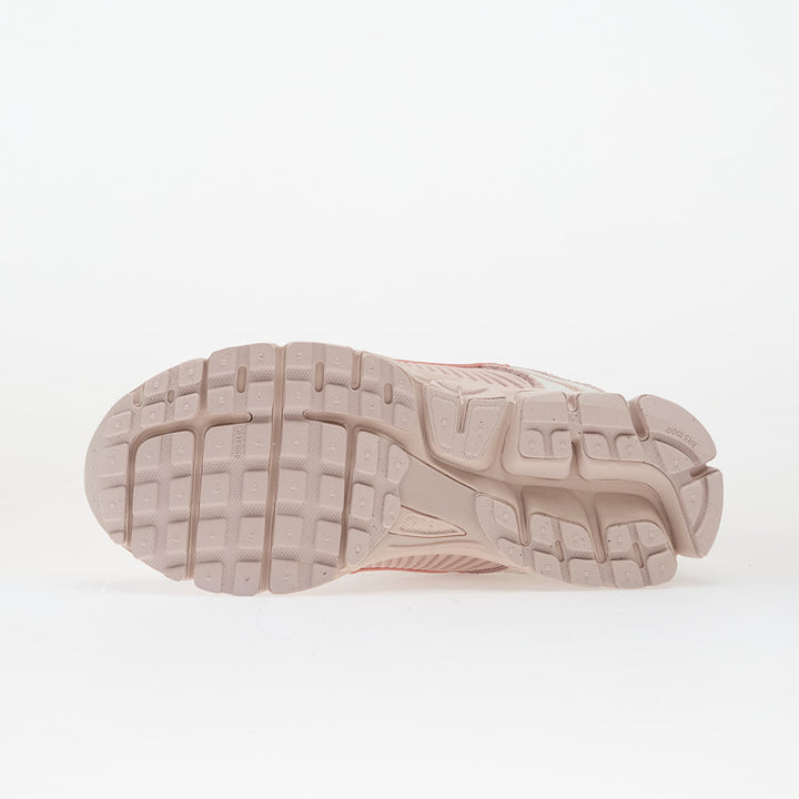 NIKE ZOOM VOMERO 5 SILT RED/ VAST GREY-RED STARDUST