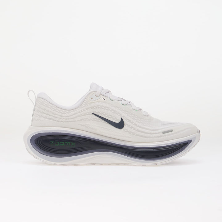 NIKE VOMERO PLUS WHITE/ MIDNIGHT NAVY-GREEN SPARK