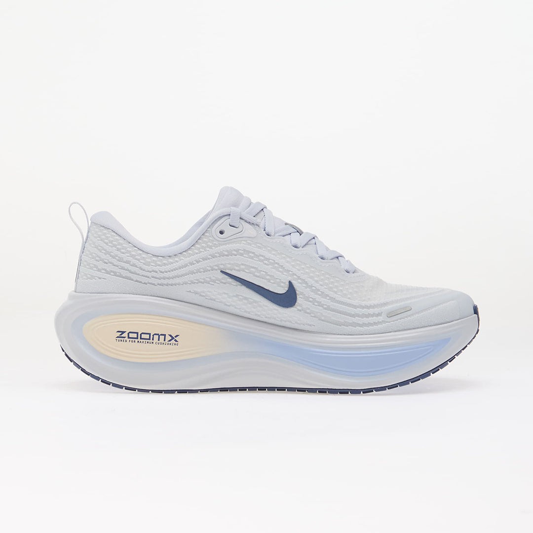 NIKE VOMERO PLUS WHITE/ MYSTIC NAVY-ALUMINUM-FOOTBALL GREY