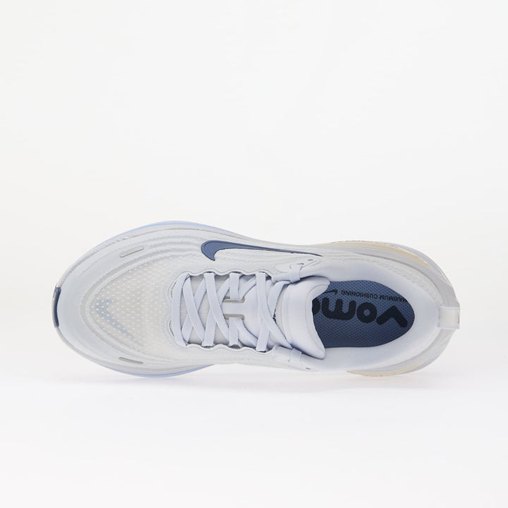 NIKE VOMERO PLUS WHITE/ MYSTIC NAVY-ALUMINUM-FOOTBALL GREY
