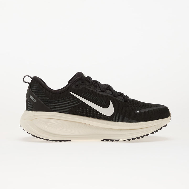 NIKE VOMERO 18 BLACK/ SUMMIT WHITE-COCONUT MILK-LT IRON ORE