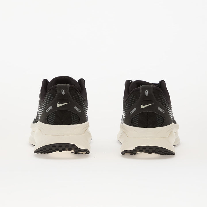 NIKE VOMERO 18 BLACK/ SUMMIT WHITE-COCONUT MILK-LT IRON ORE
