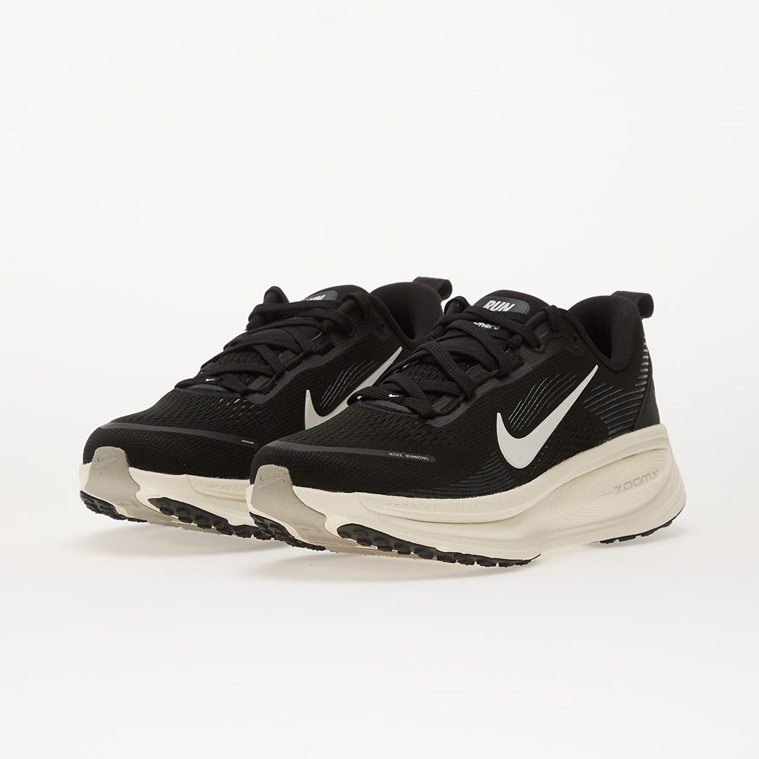 NIKE VOMERO 18 BLACK/ SUMMIT WHITE-COCONUT MILK-LT IRON ORE