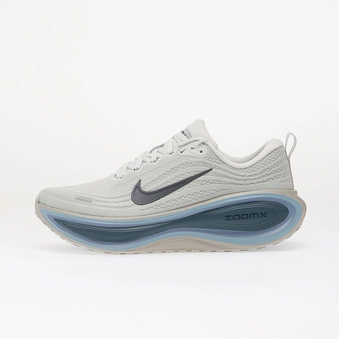 NIKE VOMERO PLUS OFF WHITE/ OBSIDIAN-GREY FOG-THUNDERSTORM