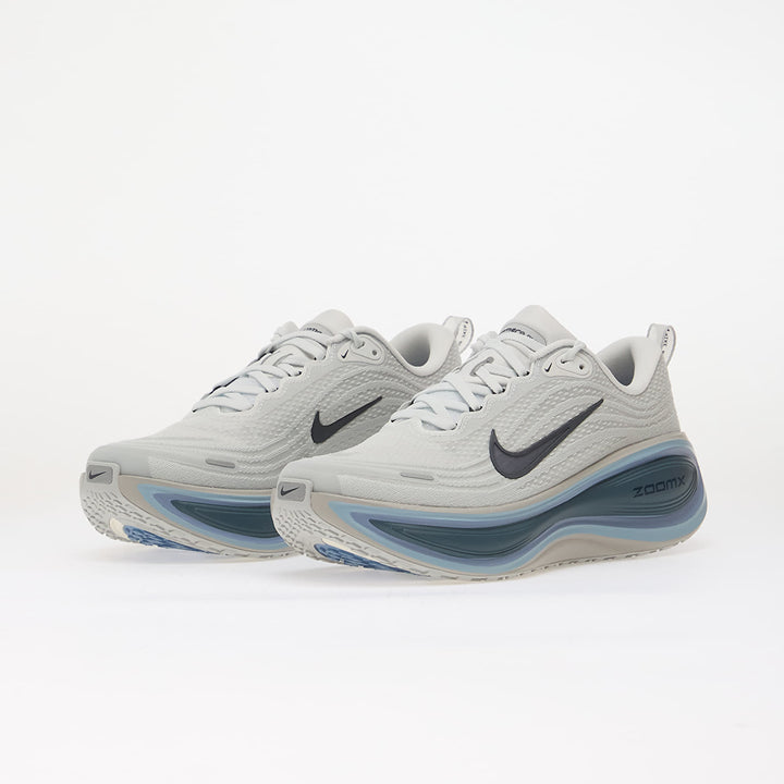 NIKE VOMERO PLUS OFF WHITE/ OBSIDIAN-GREY FOG-THUNDERSTORM