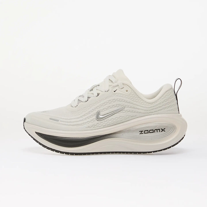 NIKE VOMERO PLUS SUMMIT WHITE/ METALLIC SILVER-SAIL