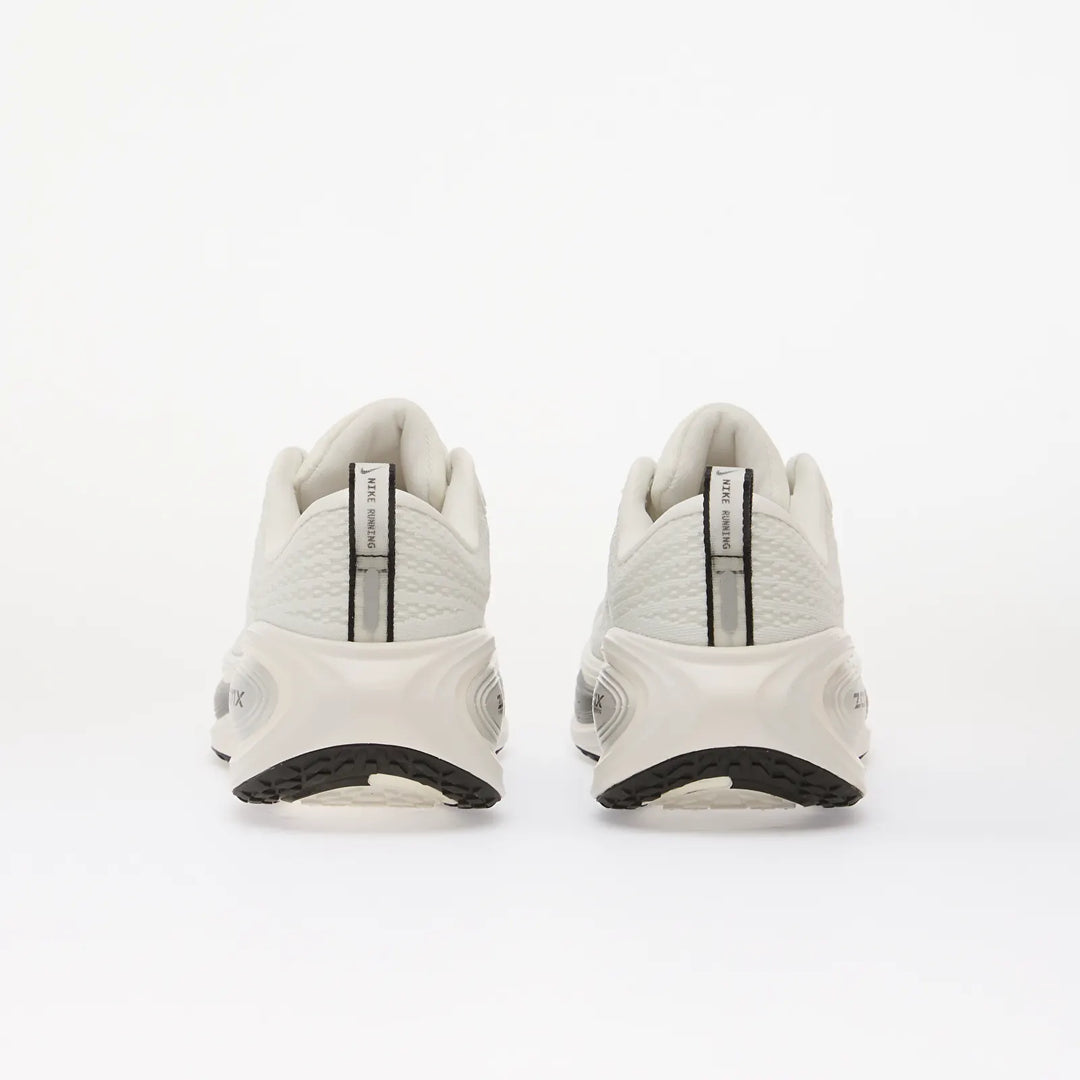 NIKE VOMERO PLUS SUMMIT WHITE/ METALLIC SILVER-SAIL