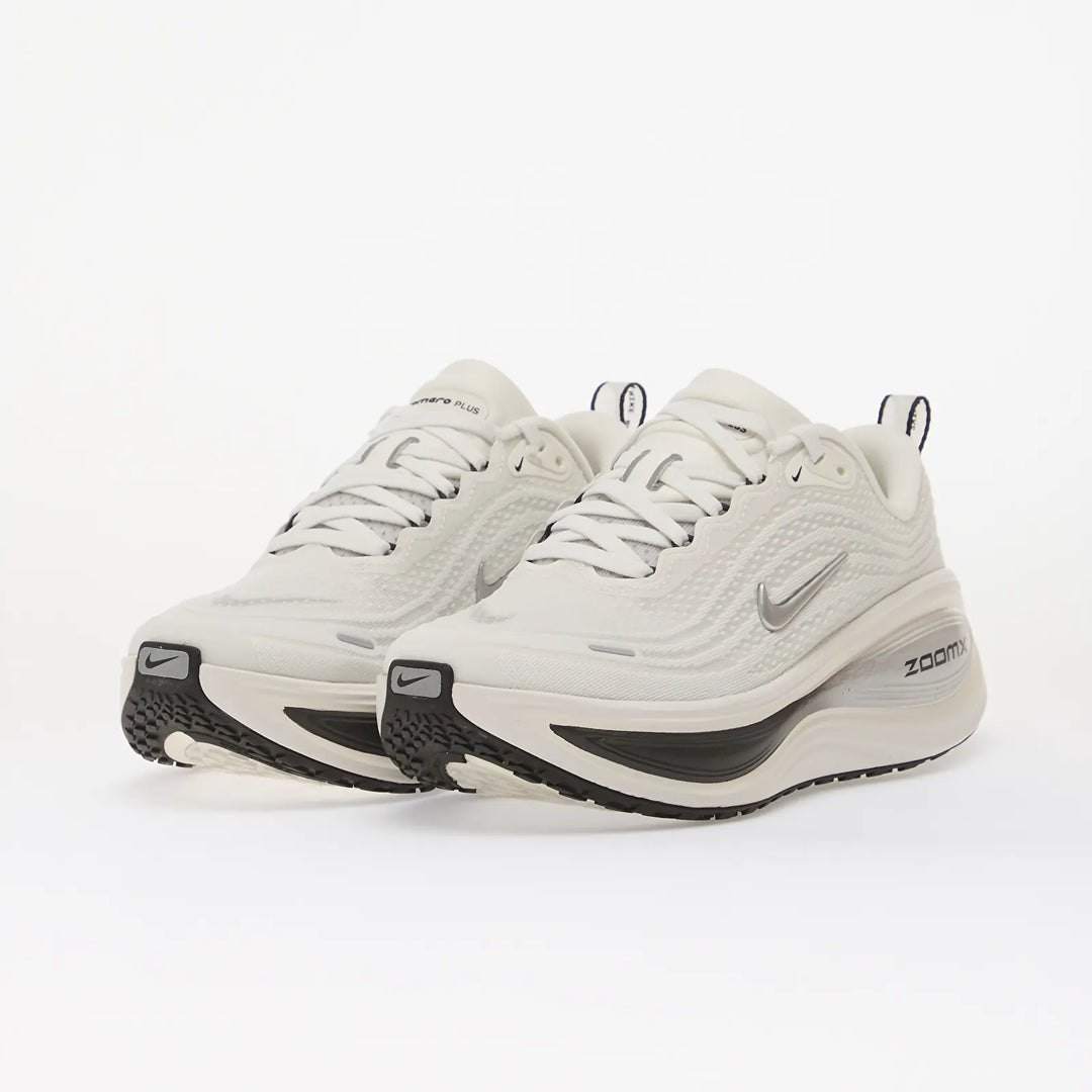 NIKE VOMERO PLUS SUMMIT WHITE/ METALLIC SILVER-SAIL