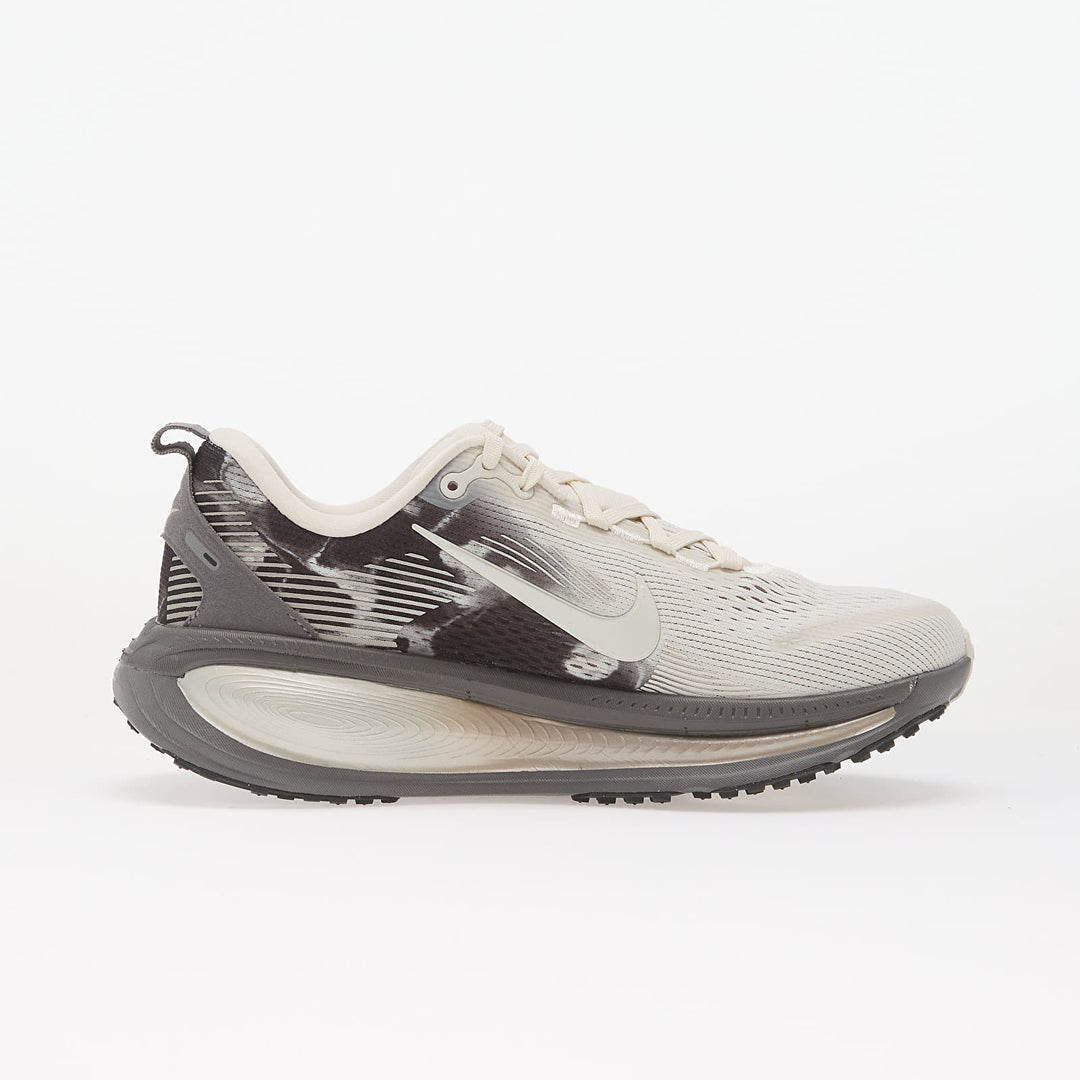 NIKE VOMERO 18 SE PHANTOM/ SAIL-PENCIL POINT-ANTHRACITE