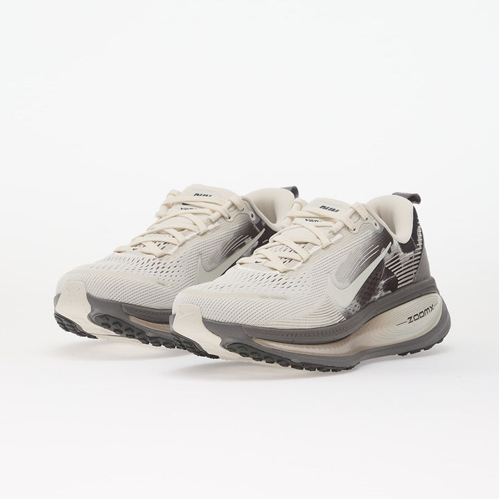 NIKE VOMERO 18 SE PHANTOM/ SAIL-PENCIL POINT-ANTHRACITE