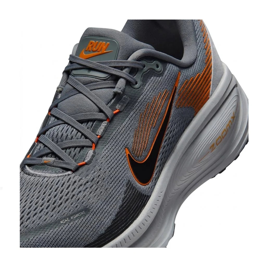 NIKE VOMERO 18 COOL GREY SAFETY ORANGE WOLF GREY BLACK