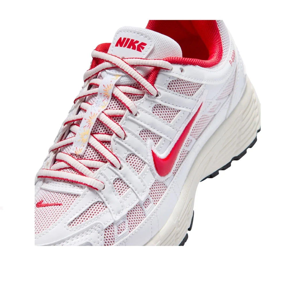 NIKE P-6000 WHITE UNIVERSITY RED SAIL BLACK