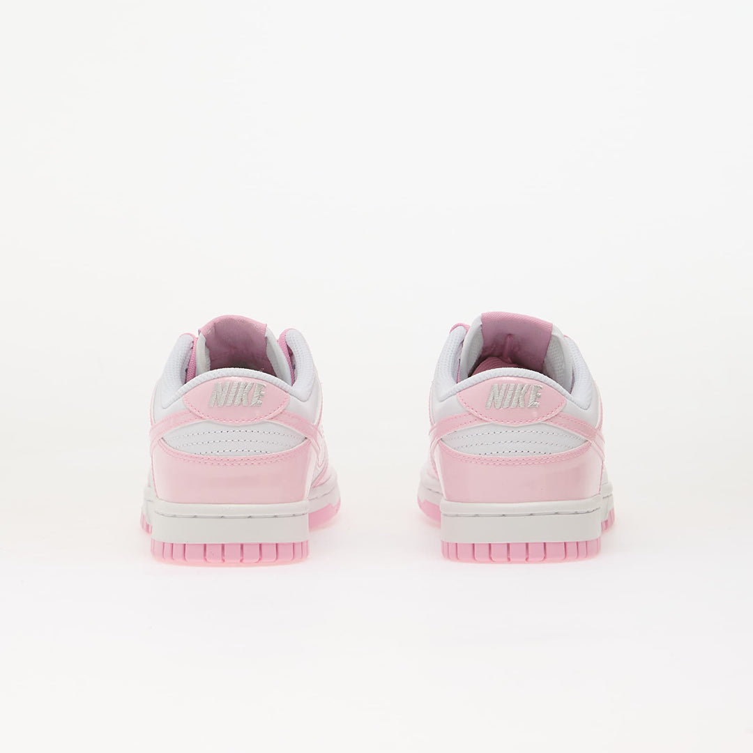 NIKE DUNK LOW SE WHITE/ PINK RISE-WHITE-METALLIC SILVER