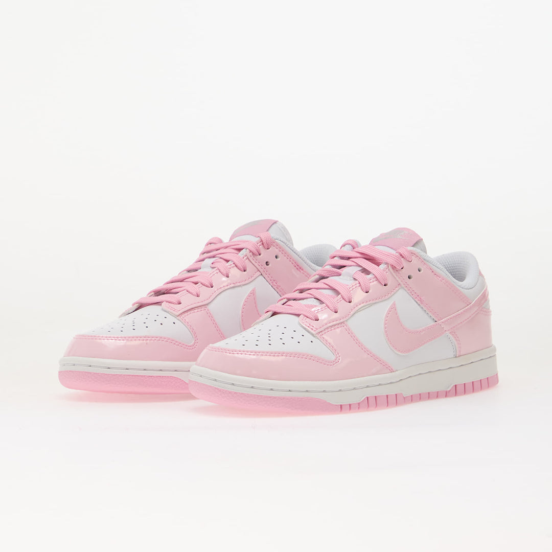 NIKE DUNK LOW SE WHITE/ PINK RISE-WHITE-METALLIC SILVER