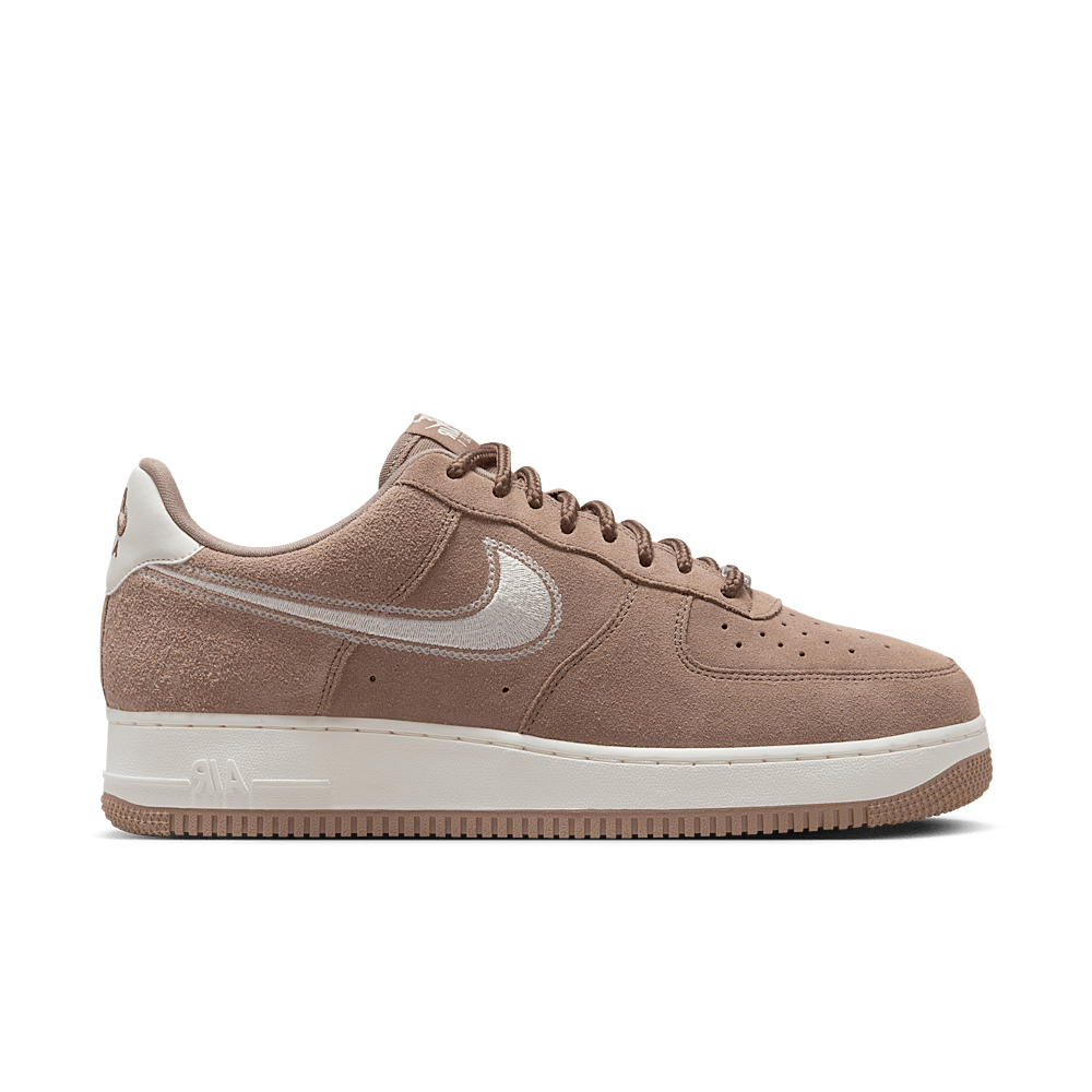 NIKE AIR FORCE 1 LOW &