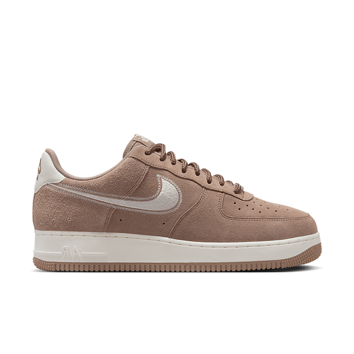 NIKE AIR FORCE 1 LOW &