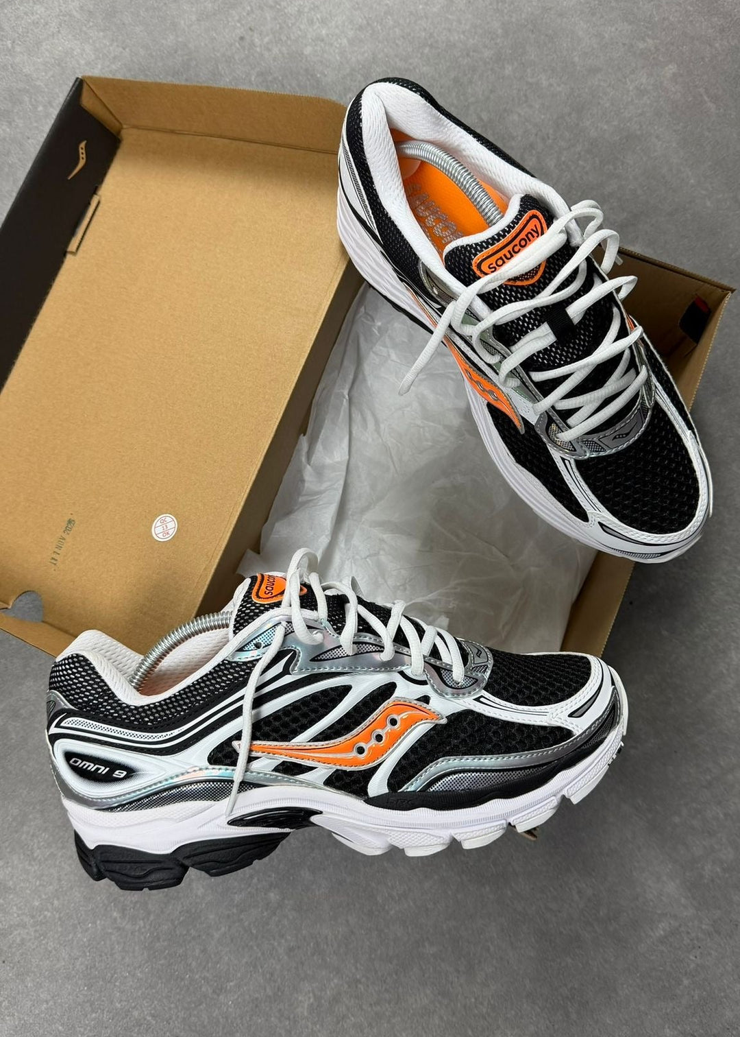 SAUCONY PROGRID OMNI 9 SPEED SHADES WHITE BLACK ORANGE