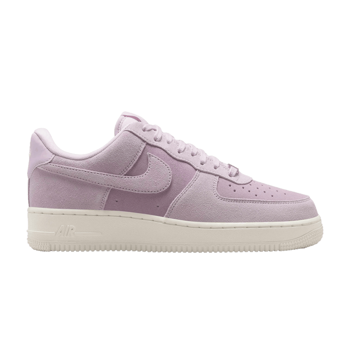 NIKE AIR FORCE 1 LOW &