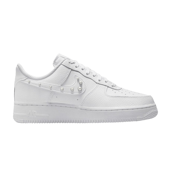 NIKE AIR FORCE 1 LOW &