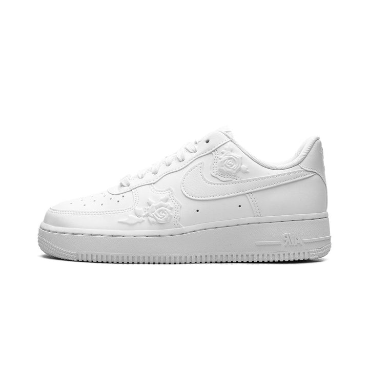 NIKE AIR FORCE 1 LOW &