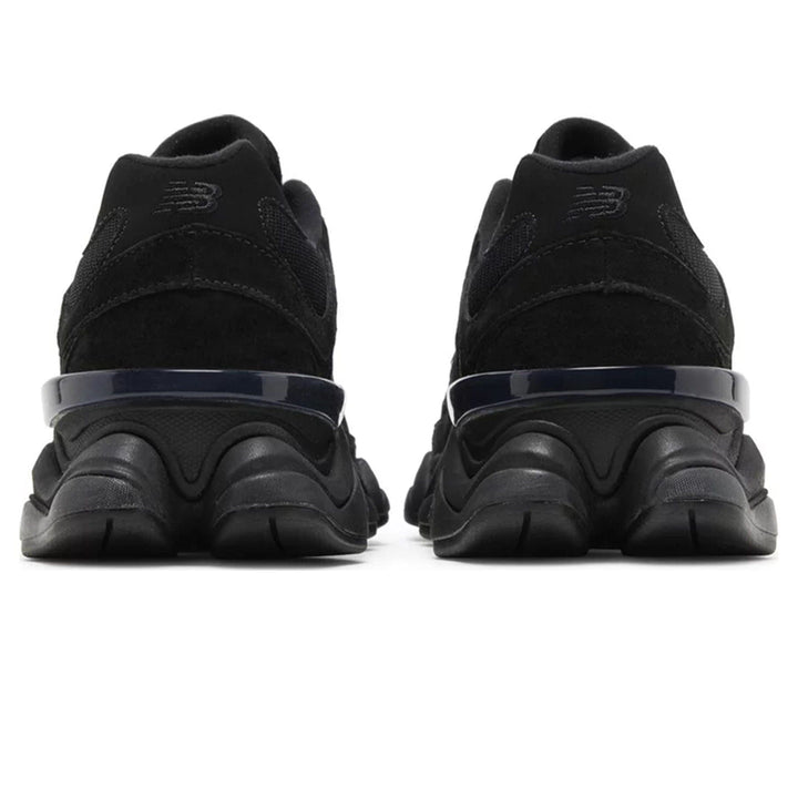 NEW BALANCE 2002R TRIPLE BLACK SUEDE