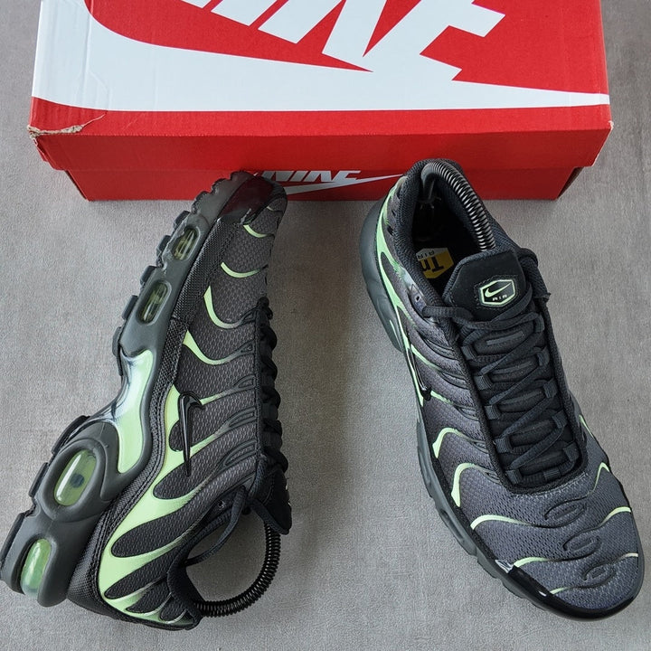 NIKE AIR MAX PLUS SMOKE GREY VOLT
