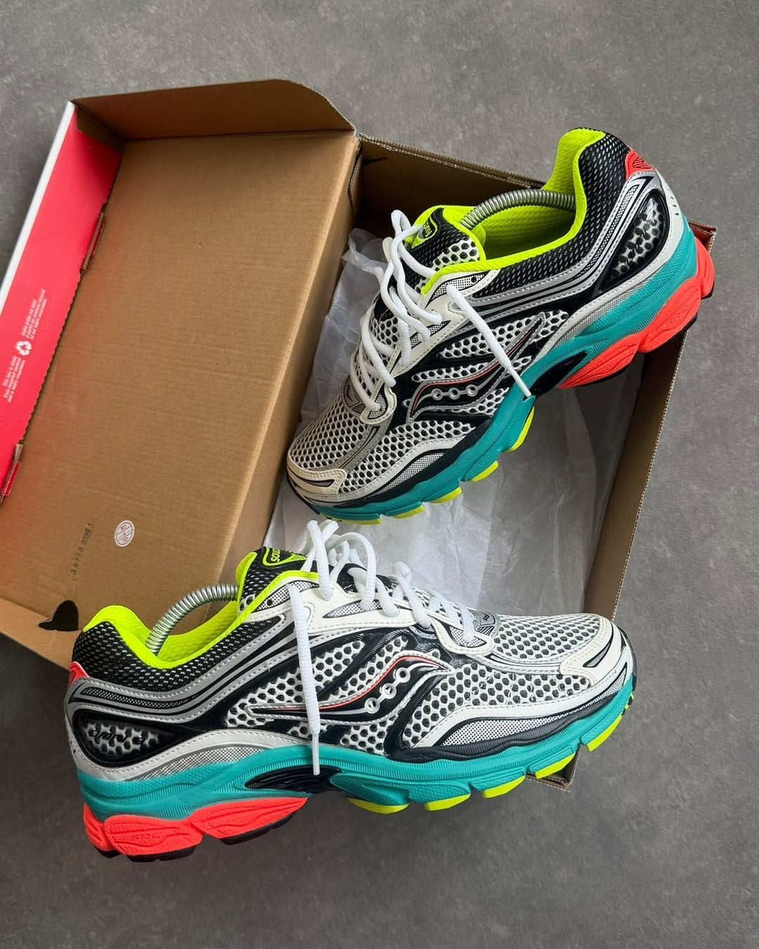 SAUCONY PROGRID OMNI 9 SILVER MUTANT
