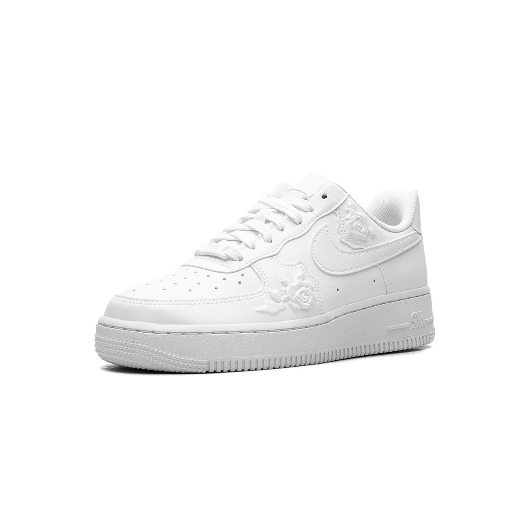 NIKE AIR FORCE 1 LOW &