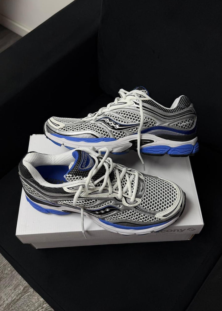 SAUCONY PROGRID OMNI 9 WHITE SILVER BLUE