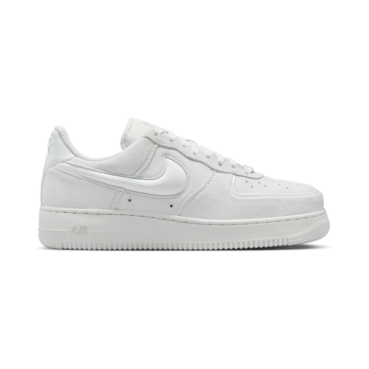 NIKE AIR FORCE 1 LOW &