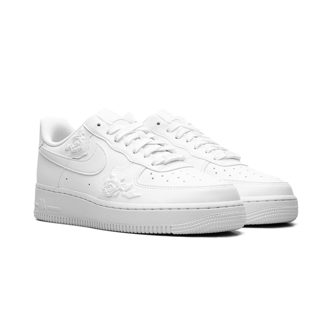 NIKE AIR FORCE 1 LOW &