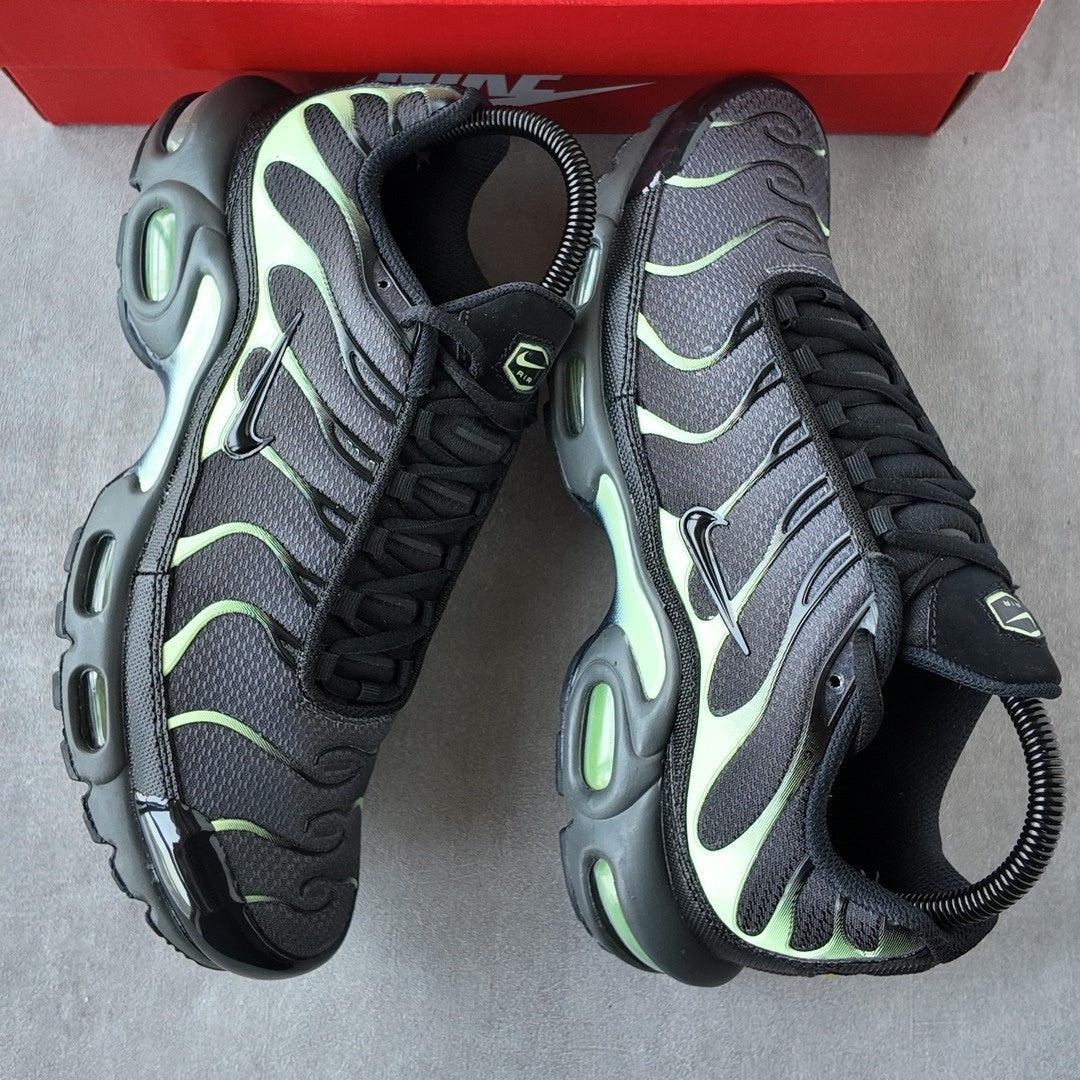 NIKE AIR MAX PLUS SMOKE GREY VOLT
